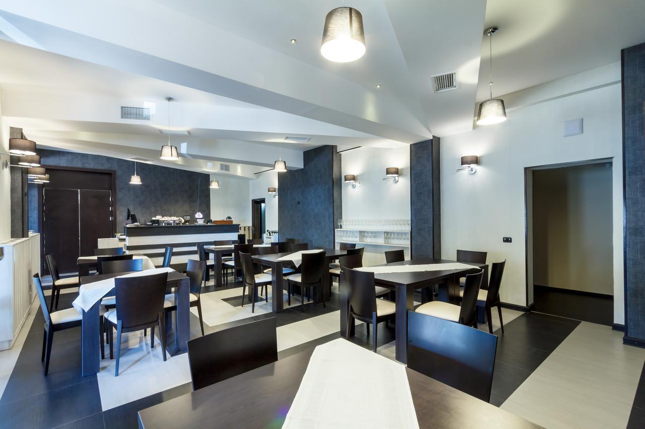 Ymy Hotels Тыргу-Жиу Экстерьер фото