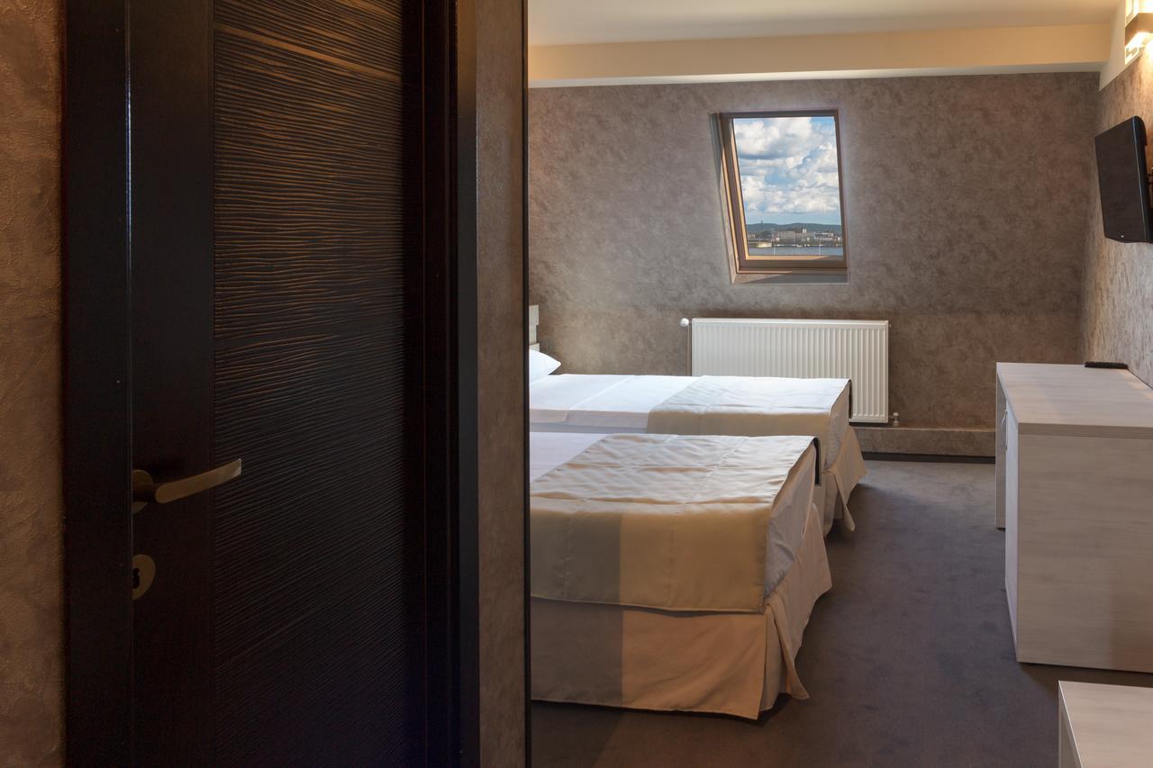 Ymy Hotels Тыргу-Жиу Экстерьер фото