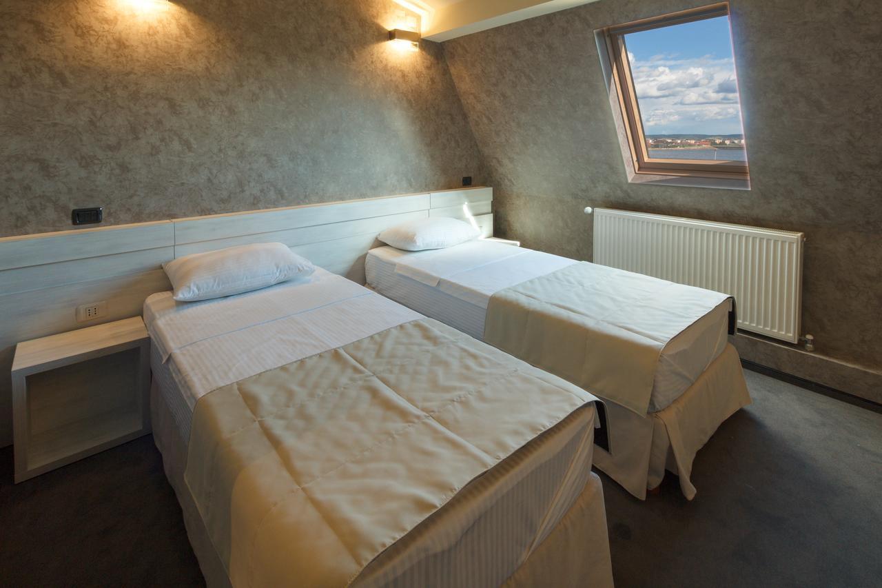Ymy Hotels Тыргу-Жиу Номер фото